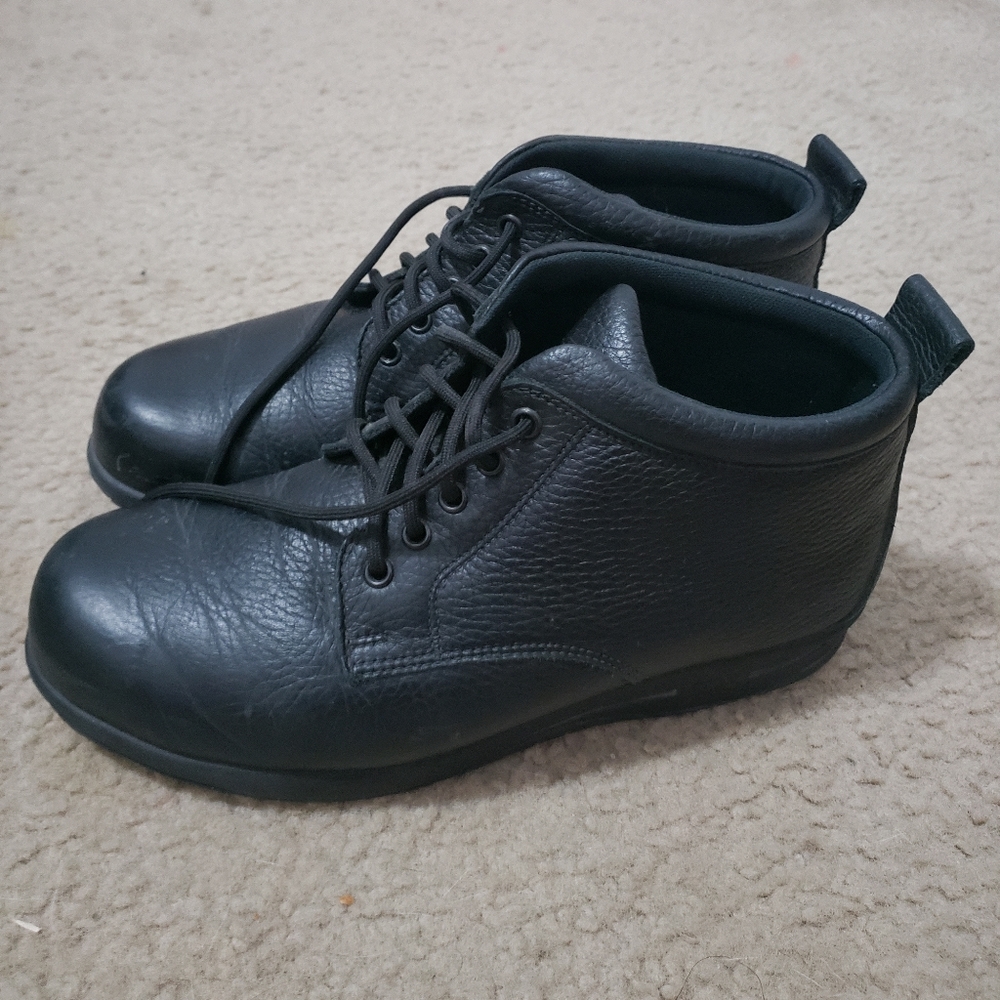 SAS slip resistant shoes